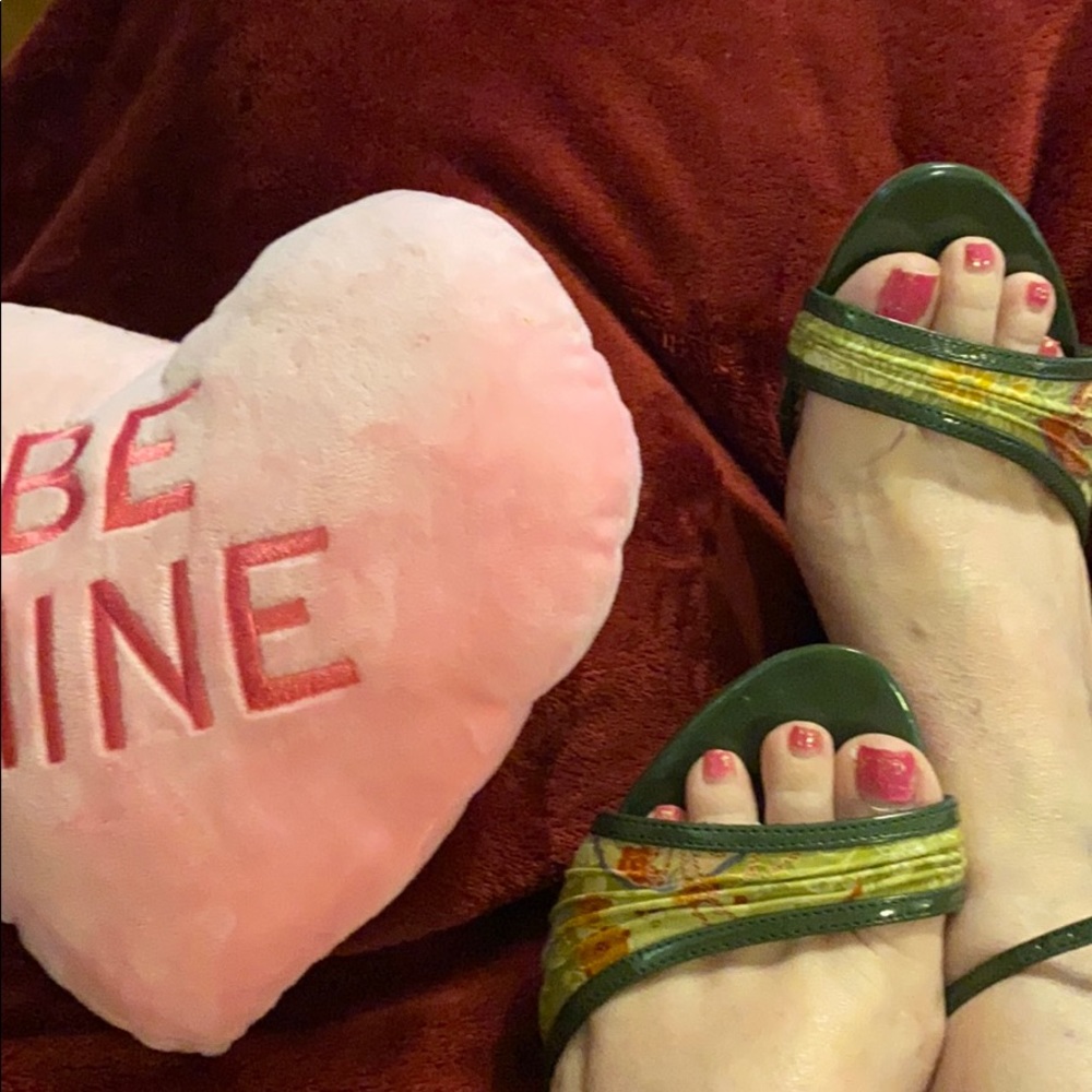 Sold liznash1208 Wild Rose red floral/green heel - Picture 2 of 11